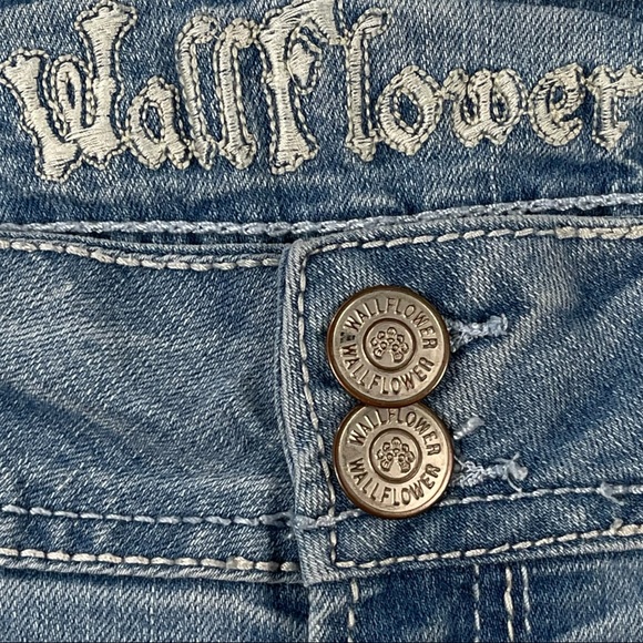 Wallflower vintage size 3 light wash distressed skinny jeans double button EUC - Picture 11 of 15